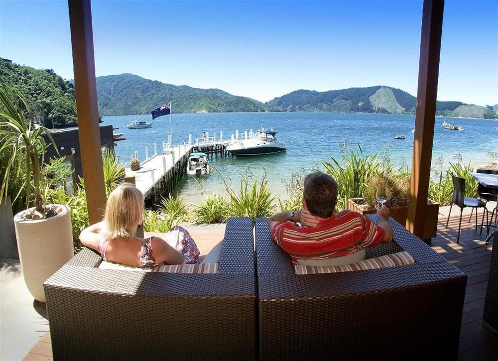 Bay Of Many Coves Resort Queen Charlotte Sound Restaurant photo
